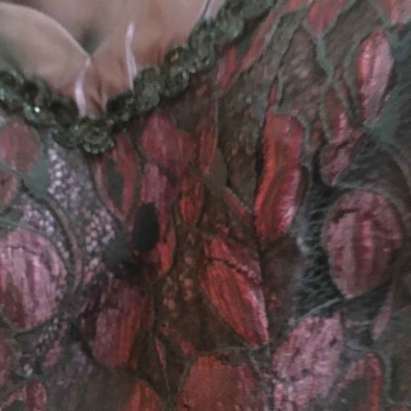 Dresses and Gowns for the Holiday Season - Picture 12 of 16